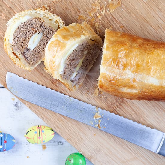 Bladerdeegrol met gehakt en ei