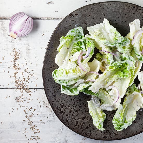 Salade met crème fraîche en komijn